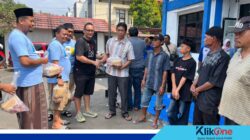 Kurban Ramah Lingkungan ala PWI Indramayu, Kemas Daging Pakai Besek Bambu dan Daun Jati, Aroma Daging Tambah Wangi